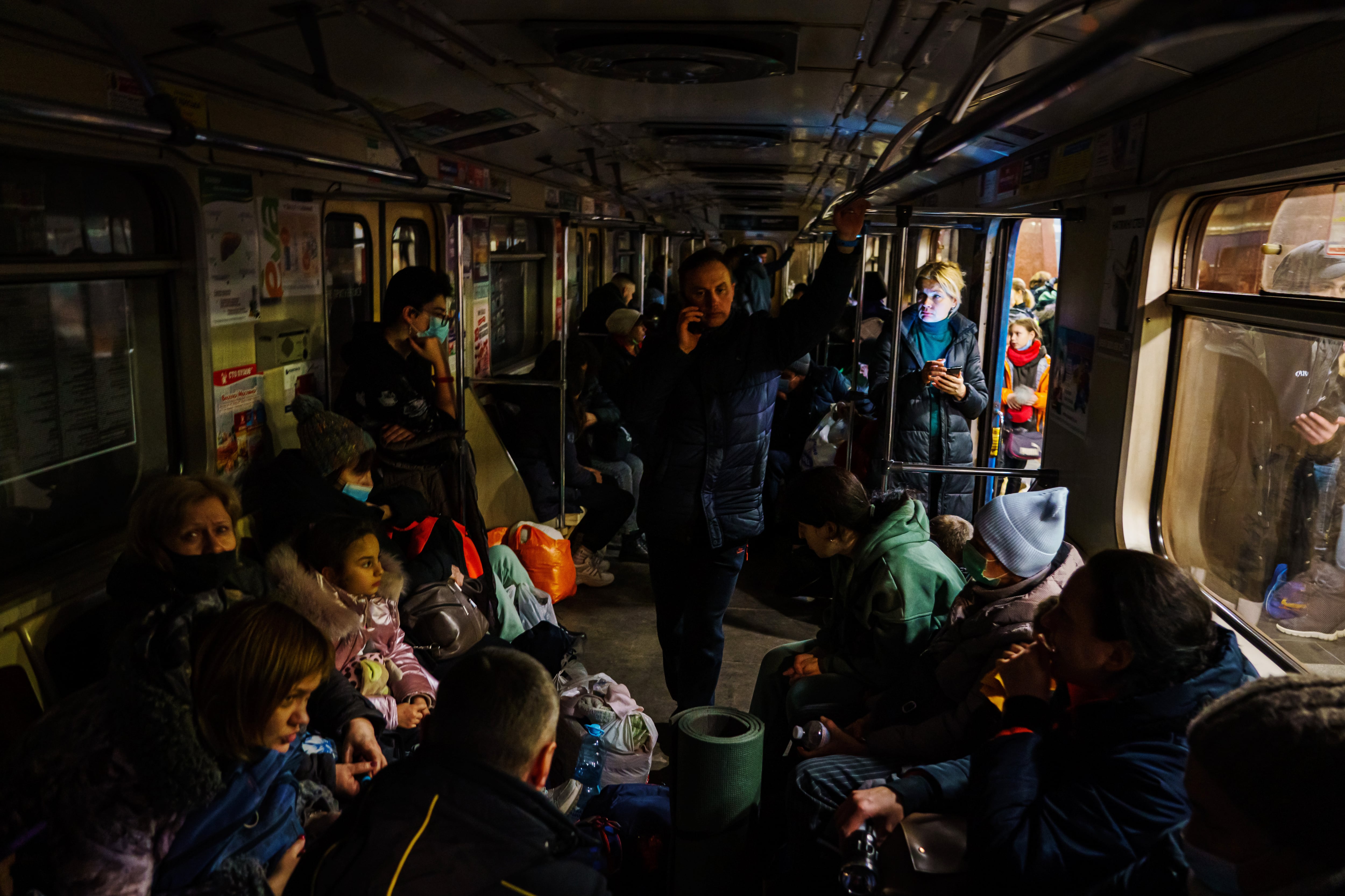 Cientos de personas se refugian en el metro de Kiev ante el ataque ruso