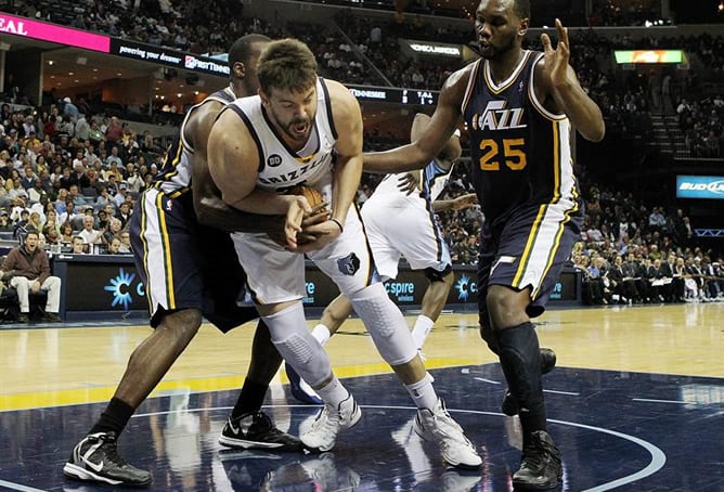 El jugador español de los Grizzlies de Memphis Marc Gasol recibe una falta de Paul Millsap, de los Jazz de Utah, durante el partido en el que os Grizzlies vencieron a los Jazz 103-94.