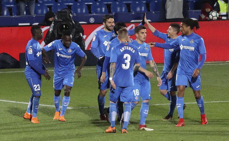 Los jugadores del Getafe CF celebran el gol de Jorge Molina, el tercero del equipo ante el Deportivo, durante el partido de la jornada vigésimo sexta en Primera División que se juega esta tarde en el Coliseum Alfonso Pérez.