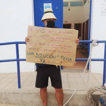 El vecino afectado, atado en la Oficina municipal de La Graciosa.