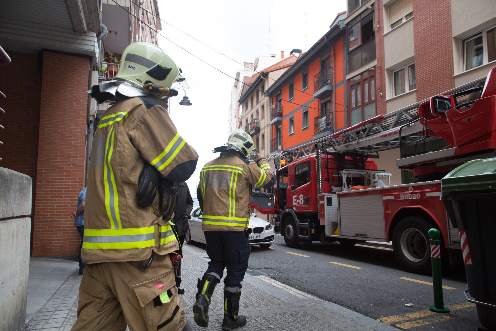 Bomberos acuden en el camión a una emergencia en una calle de Santutxu