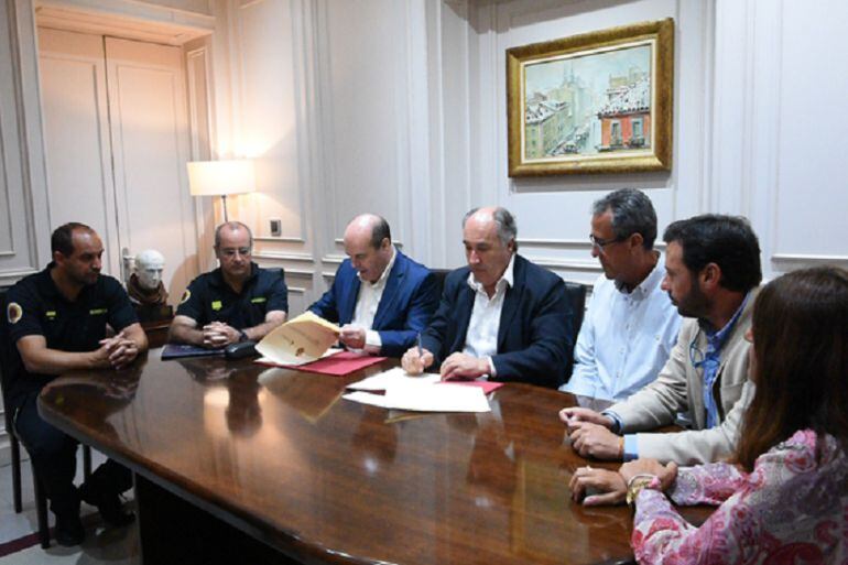 Momento de la firma del convenio entre el Ayuntamiento de Algeciras y el Consorcio de Bomberos 
