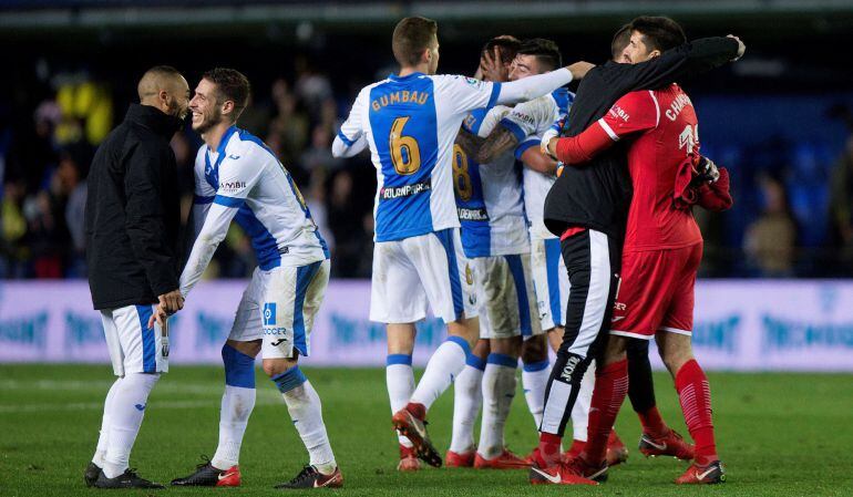 Los jugadores del Leganés celebran la clasificación para cuartos de final tras el partido de vuelta de octavos de final de la Copa del Rey que Villarreal y Leganés disputaron en el Estadio de la Cerámica, en Villarreal.