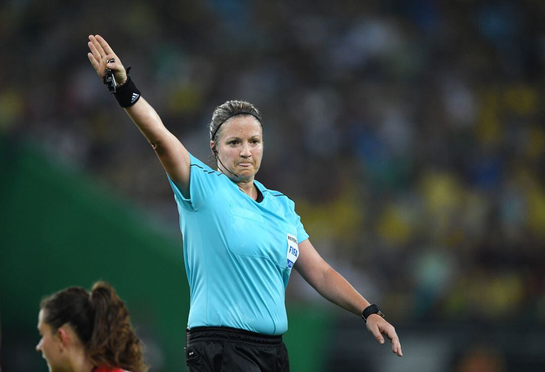 Carol Anne Chenard arbitrando durante los Juegos Olímpicos de 2016