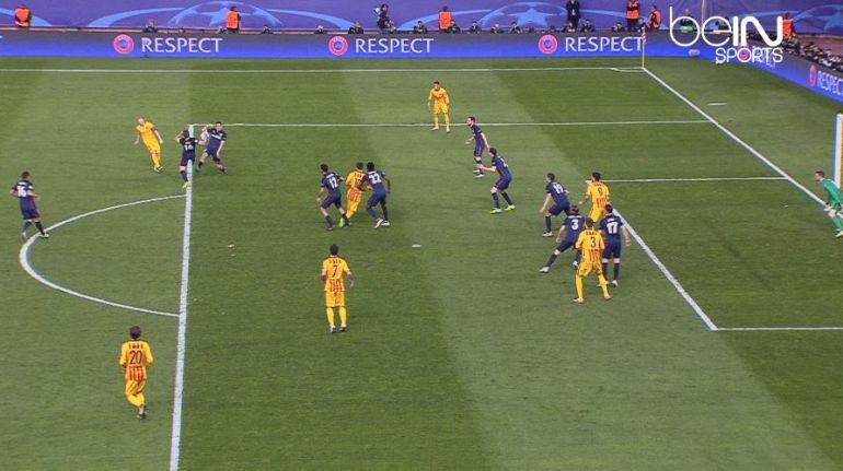 Momento en el que la pelota golpea la mano de Gabi dentro del área