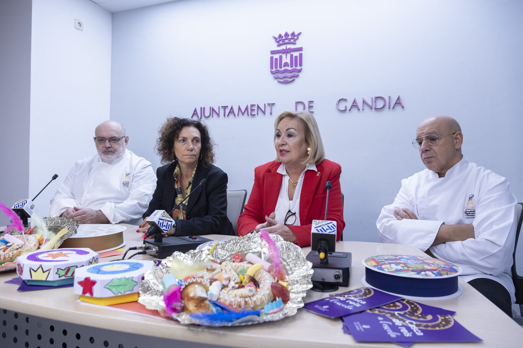 Las ediles de Gandia y representantes de la asociación de pasteleros durante el acto de presentación de la campaña.