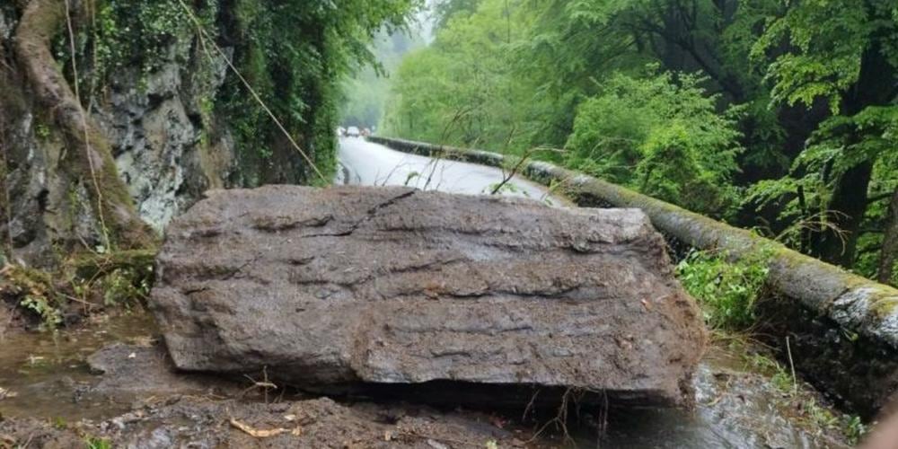 Imagen de la roca caída al mediodía de este martes junto al túnel de Laruns, en la carretera francesa que conduce al Portalet / Alain Sanchette (Sudouest)