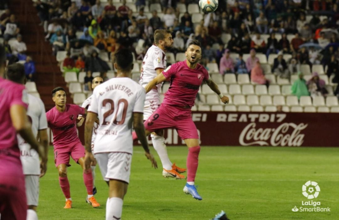 Sadiku, en una disputa del balón en el partido ante el Albacete