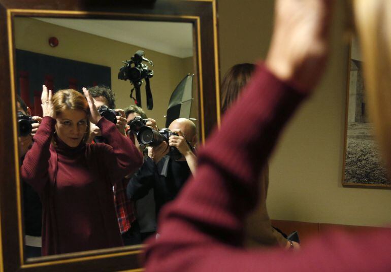 La secretaria general del Partido Popular (PP), María Dolores de Cospedal, se prepara para hacese la fotografía para su credencial en la Cámara Baja, donde ha formalizado hoy su acta como diputada