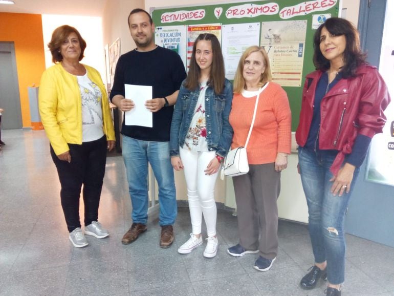 El concejal, Álvaro Carreño, junto a varias organizadoras y una de las ganadoras del certamen