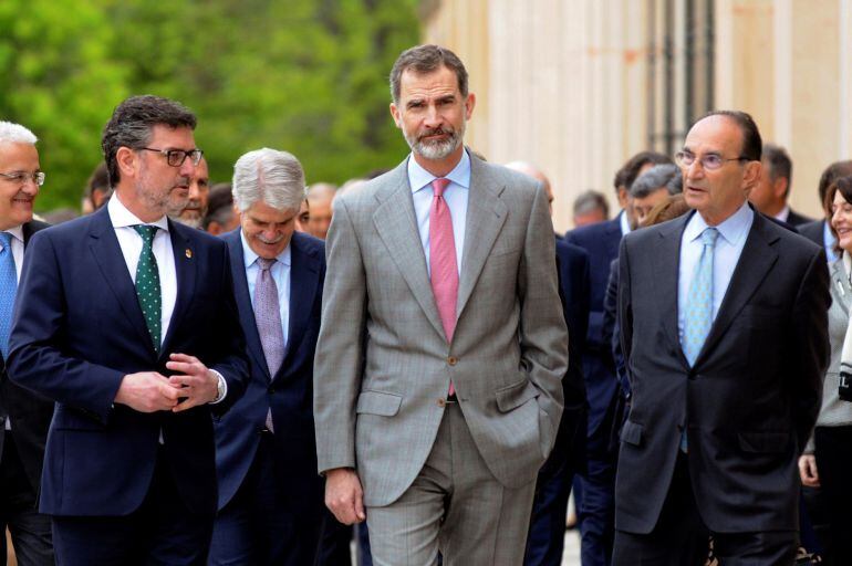 El rey Felipe VI, acompañado del presidente del Real Instituto Elcano Emilio Lamo de Espinosa (d), preside en el Palacio Real de la Granja de San Ildefonso (Segovia), una reunión del Consejo Científico del Real Instituto Elcano de Estudios Internacionales