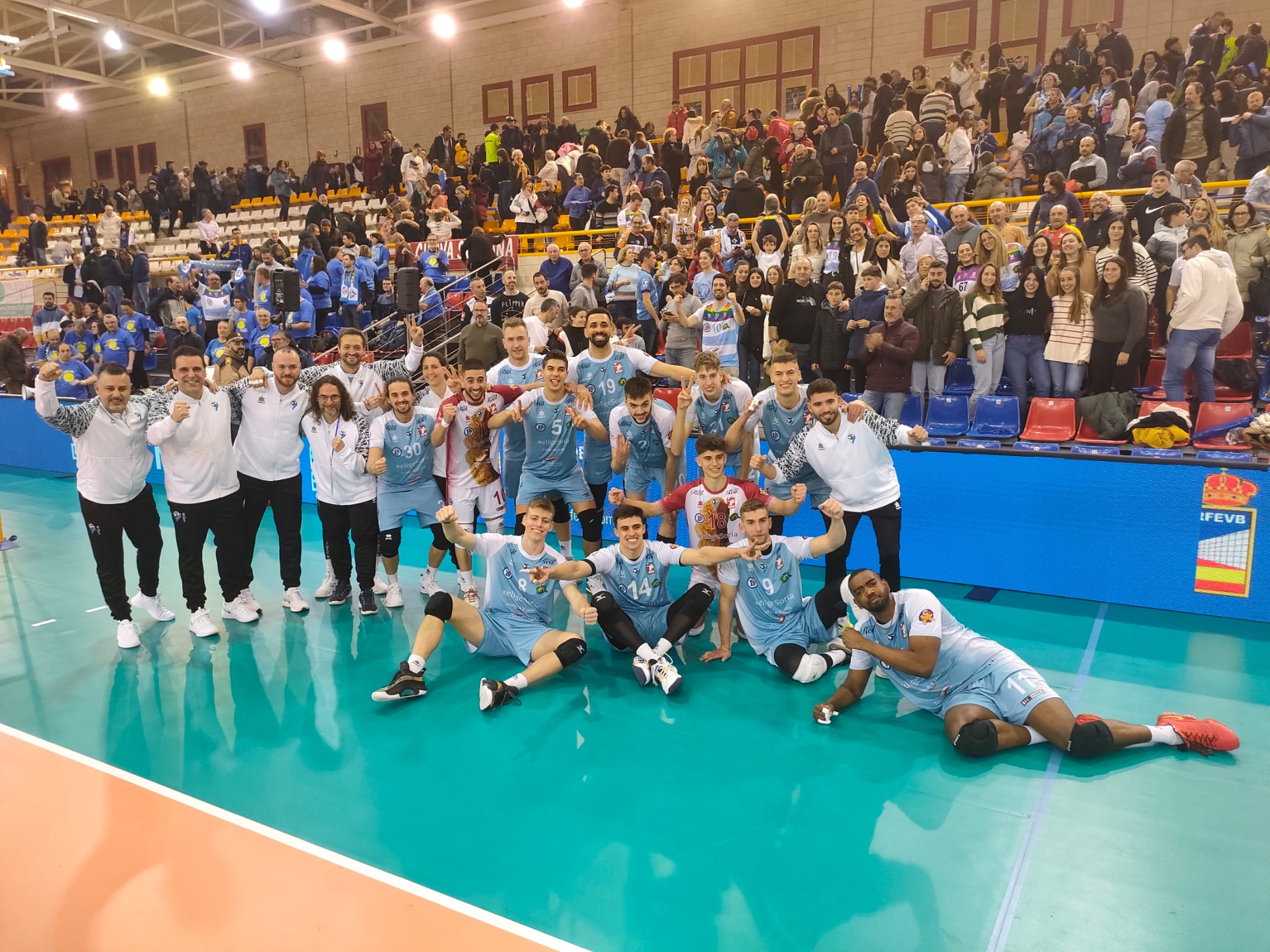 Plantilla y cuerpo técnico del Río Duero Soria celebran con la afición el pase a semifinales.