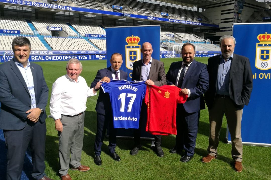 El presidente de la Federación Española de Fútbol, Luis Rubiales, posa junto a varios representantes del Real Oviedo y al presidente de la Federación Asturiana de Fútbol Maximino Martínez.