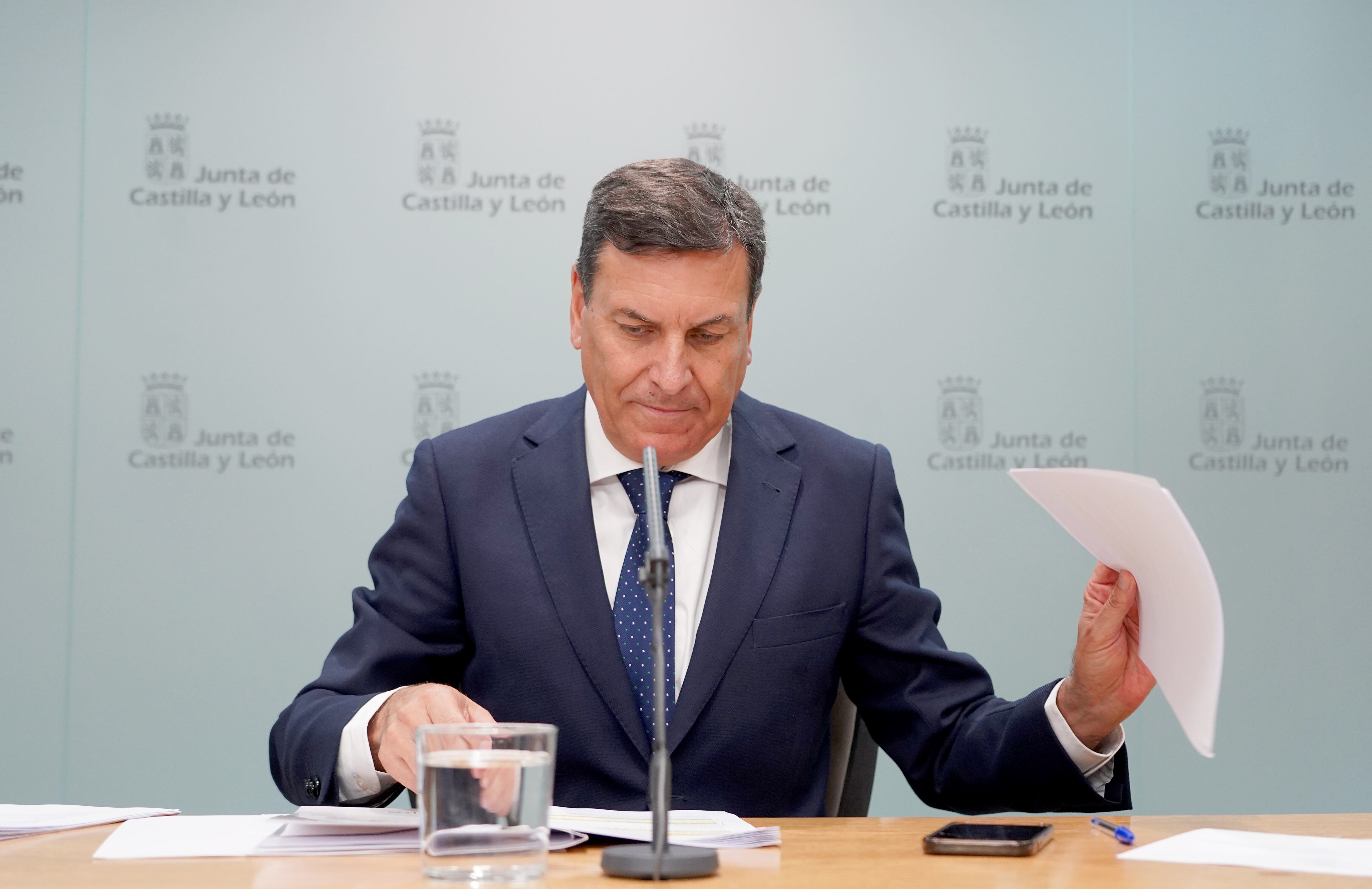 El consejero de Economía y Hacienda y portavoz, Carlos Fernández Carriedo, comparece en rueda de prensa posterior al Consejo de Gobierno