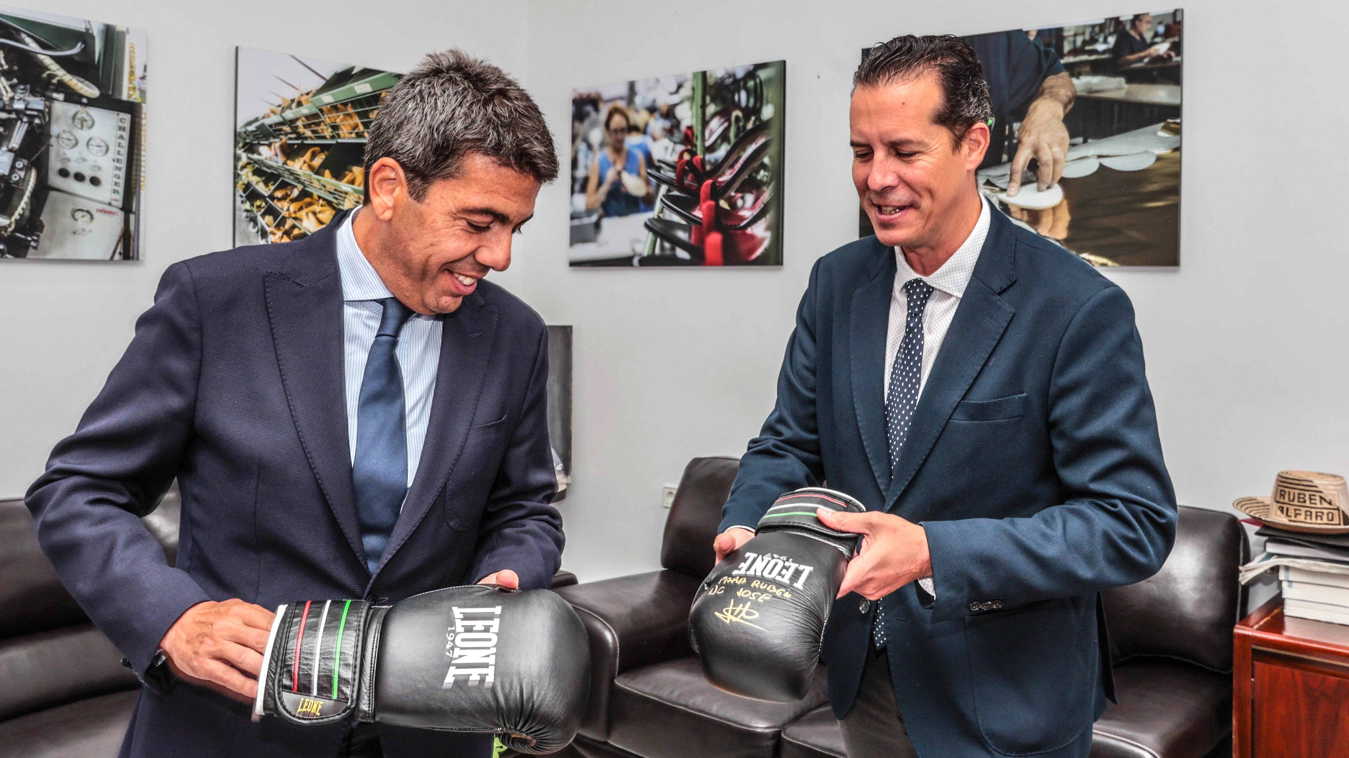 Carlos Mazón, presidente de la Generalitat, y Rubén Alfaro, acalde de Elda, bromean con los guantes del boxeador olímpico eldense José Quiles