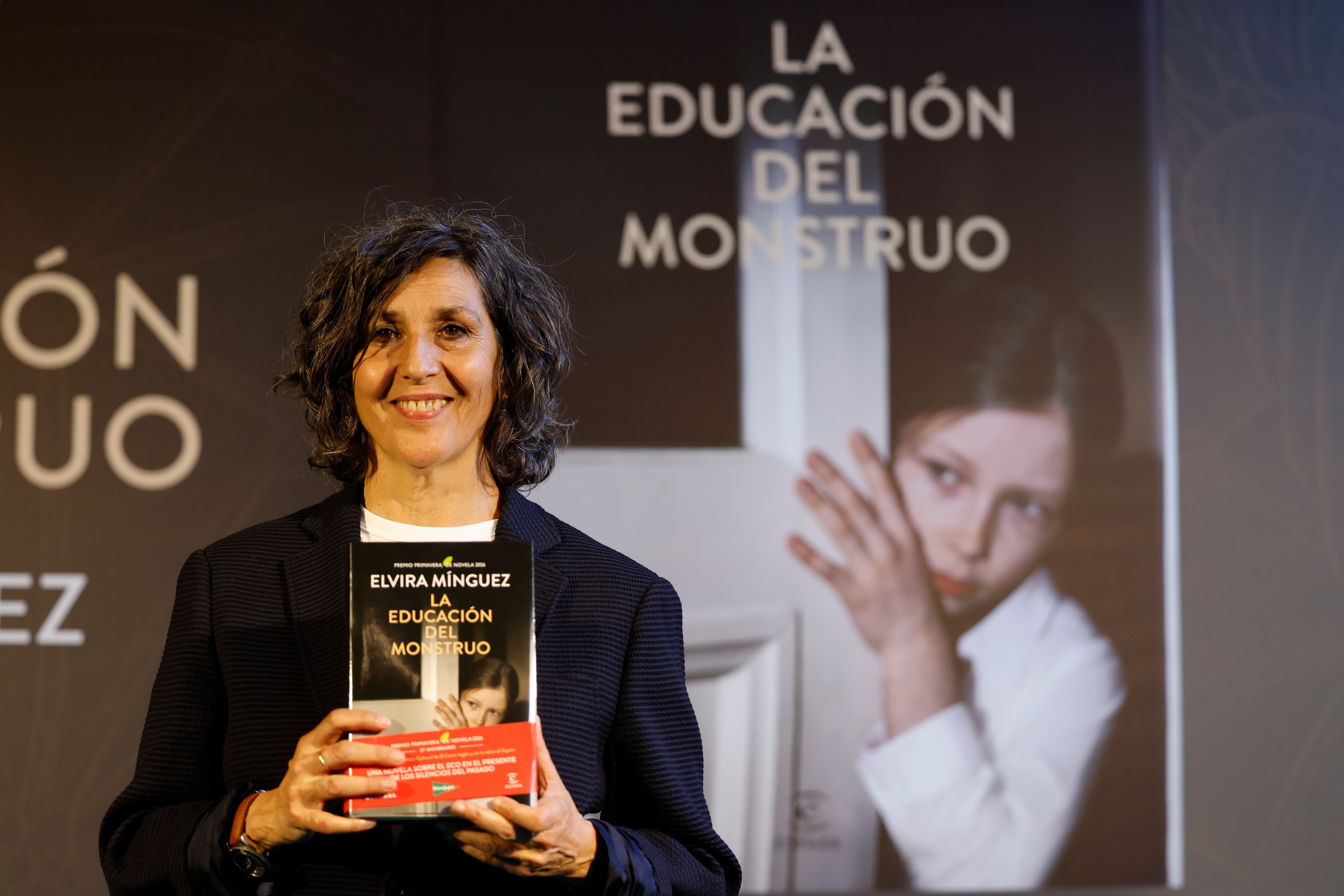 VALENCIA, 16/04/2026.- La escritora y actriz Elvira Mínguez durante la presentación, por primera vez fuera de Madrid, de 'La educación del monstruo' obra ganadora de la presente edición del Premio Primavera de Novela en un solemne acto este jueves en la Lonja de València.