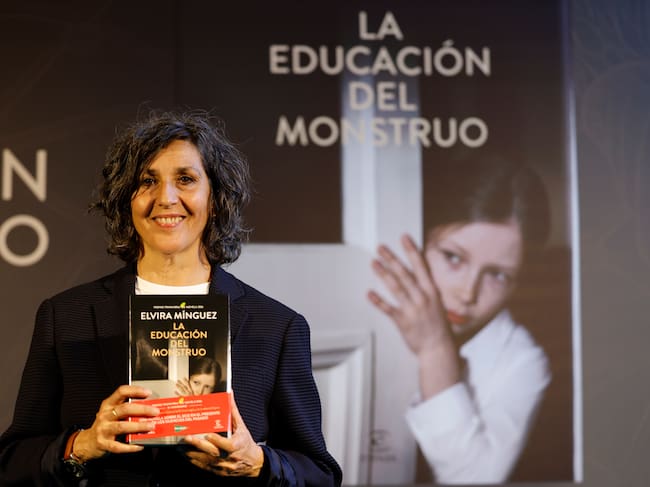 VALENCIA, 16/04/2026.- La escritora y actriz Elvira Mínguez durante la presentación, por primera vez fuera de Madrid, de 'La educación del monstruo' obra ganadora de la presente edición del Premio Primavera de Novela en un solemne acto este jueves en la Lonja de València.