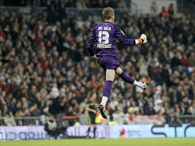 De Gea celebra un gol de Forlán