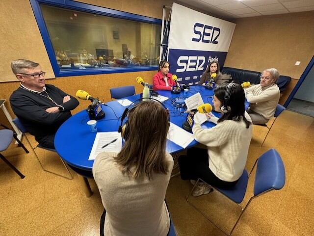 Miembros de Cofradía de Nuestro Padre Jesús Nazareno en Hoy por Hoy SER de Huesca