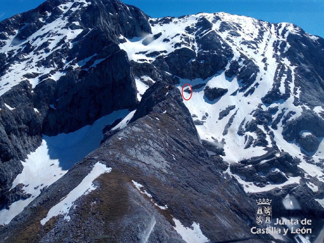 El Grupo de Rescate de Protección Civil auxilia a dos montañeros enriscados en el pico Espigüete