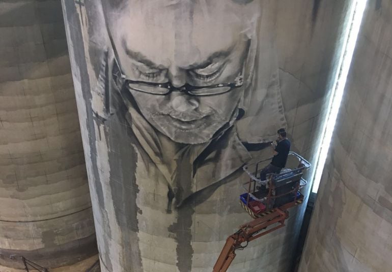 Guido van Helten, en la bodega Solar de Samaniego (Laguardia, Álava).