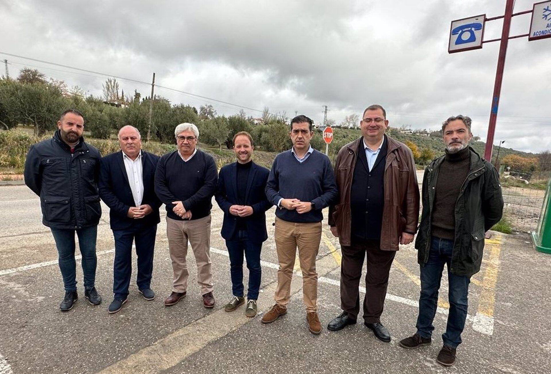 Domínguez (c), junto a responsables del PP y Jaén Merece Más en Baeza