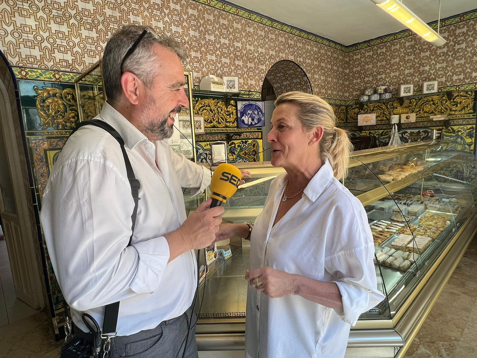 Isabel Cabreja y Paco García desde la Confitería La Centenaria