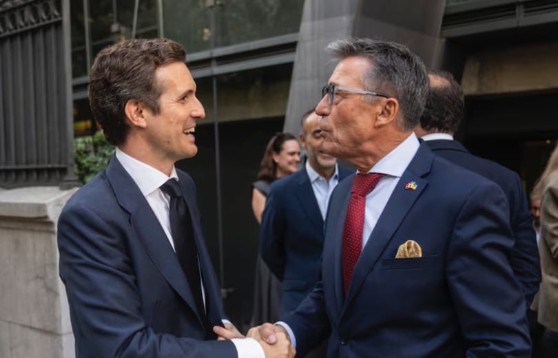 Pablo Casado, fundador del fondo Hyperion, da la mano al ex primer ministro danés y ex secretario general de la OTAN, Anders Fogh Rasmusenn. Foto cedida por Hyperion