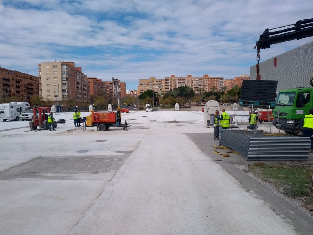 Con el cemento ya fraguado, este sábado comenzará el montaje de los módulos del hospital de campaña junto al General de Alicante.