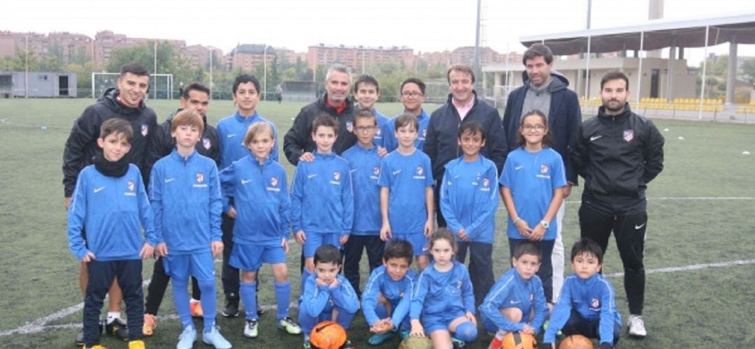 El alcalde de Tres Cantos, Jesús Moreno, con los jóvenes de la Fundación