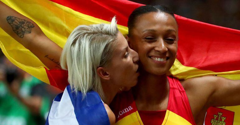 Peleteiro celebra el bronce junto con la campeona Papahrístou