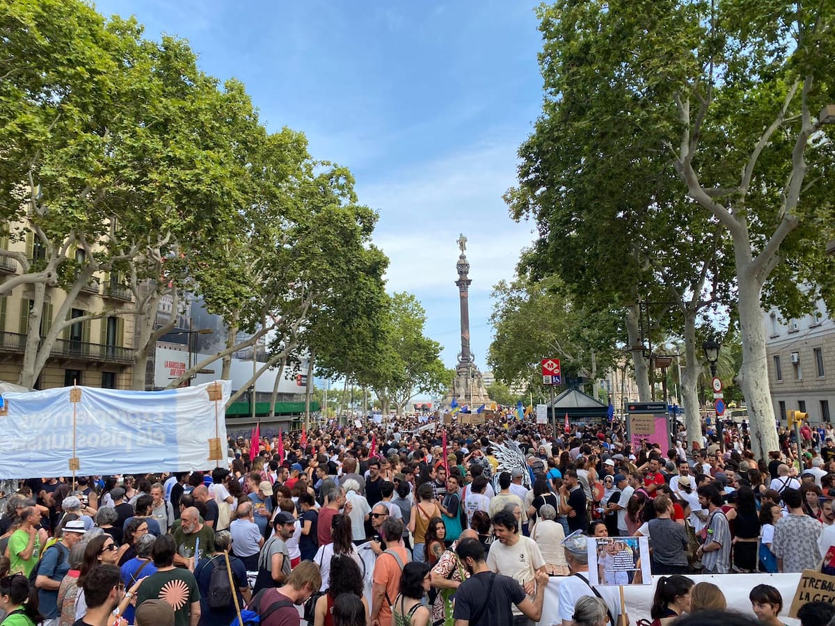 Miles de personas se manifiestan en Barcelona para exigir límites al turismo masivo
