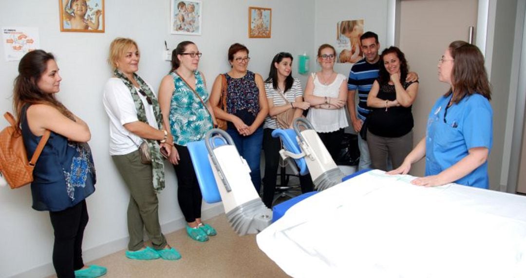 Mujeres embarazadas haciendo el paritour (un recorrido por las salas donde luego darán a luz) 