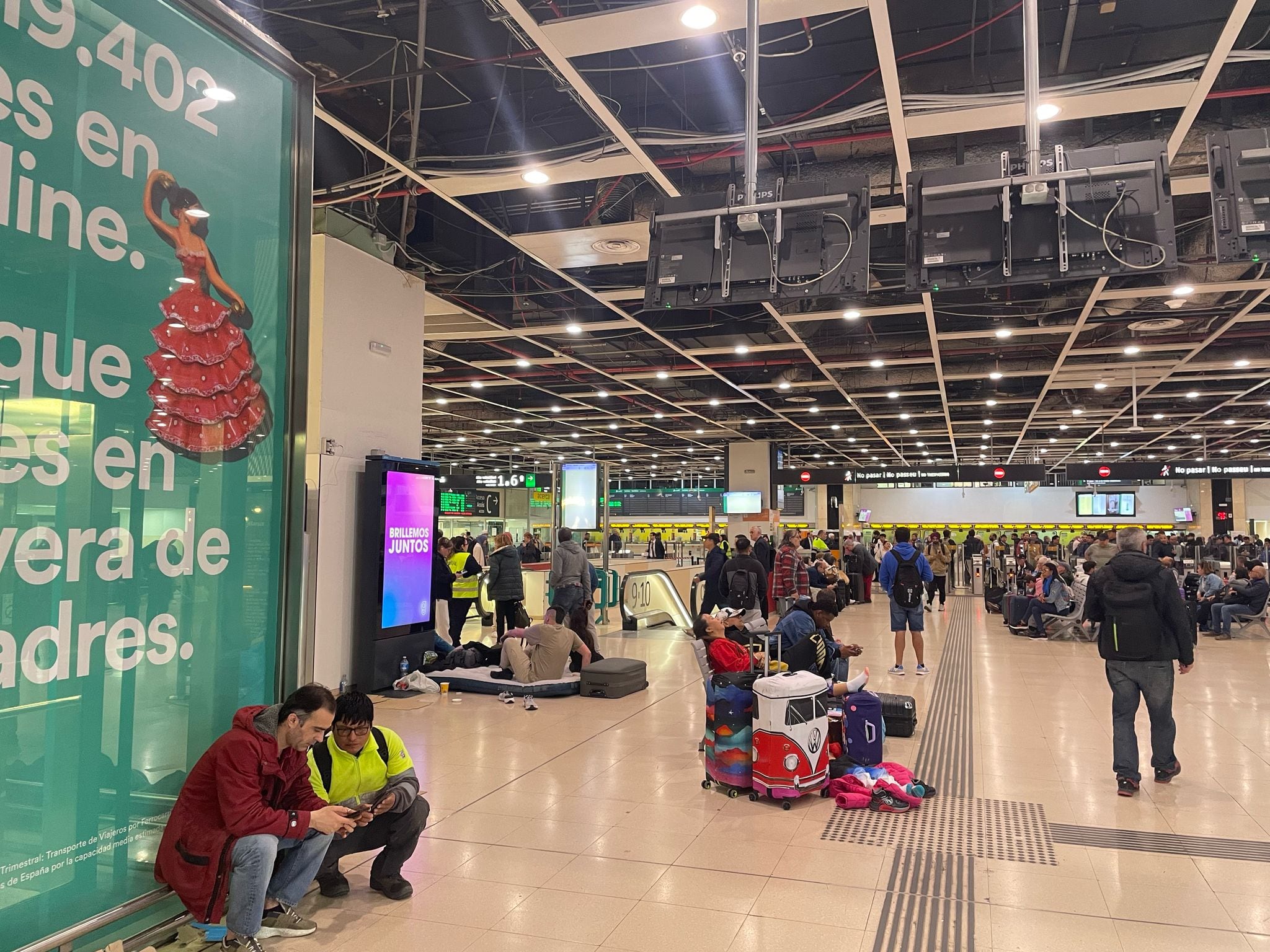 Passatgers que han hagut de passar la nit a l'estació de Sants