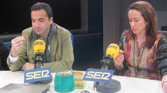 El jurado en nuestro concurso de croquetas, Óscar Velasco, chef de Santceloni, y Carmen Carro, finalista de Madrid en la Mejor Croqueta del Mundo de Madrid Fusión.