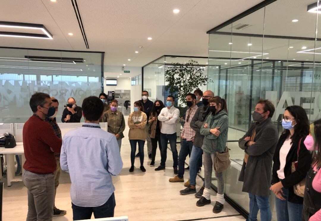 Visita a una empresa de Petrer de los participantes de Petreremprende