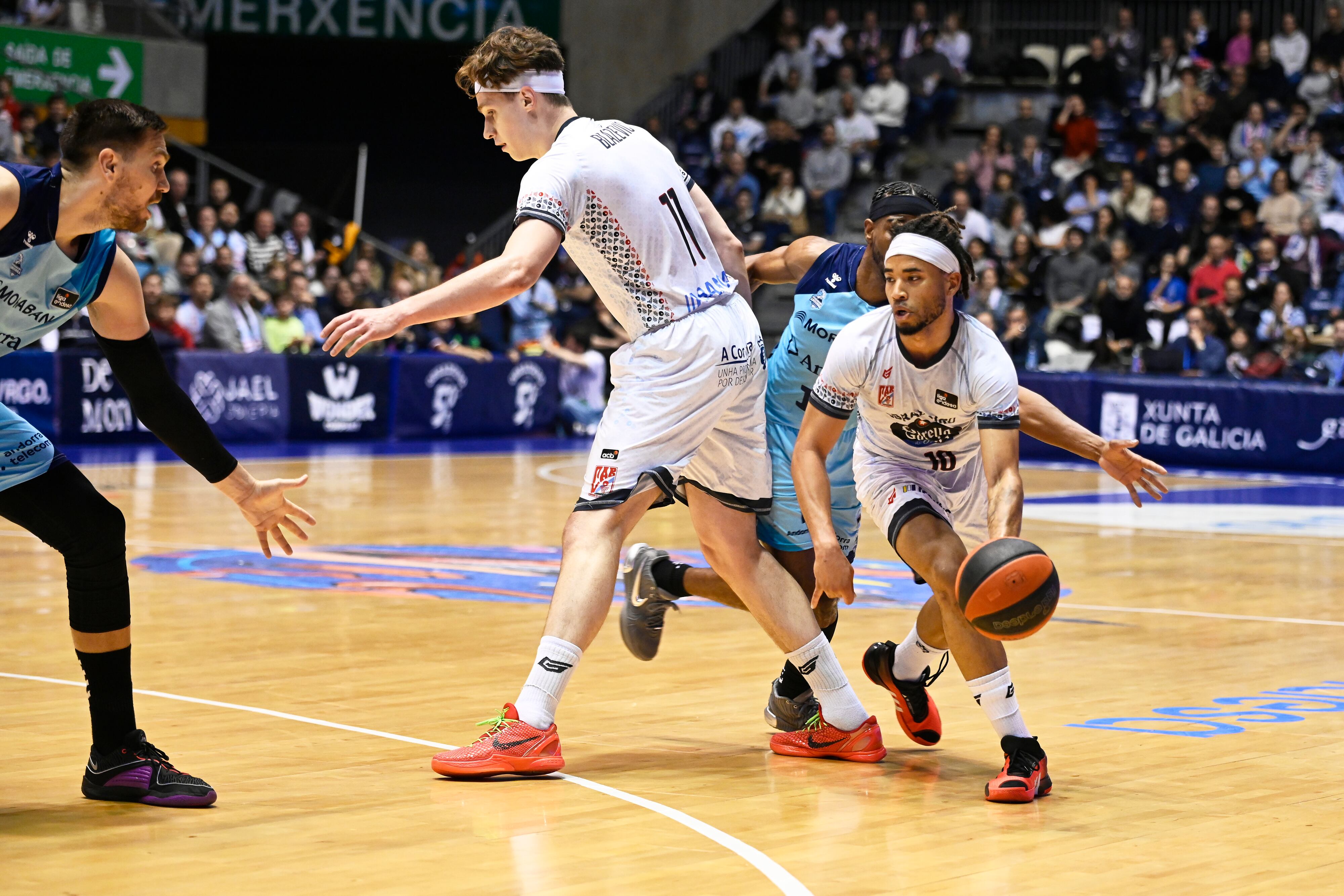 Dotson pasa el bloqueo de Blazevic en el partido ante el Andorra