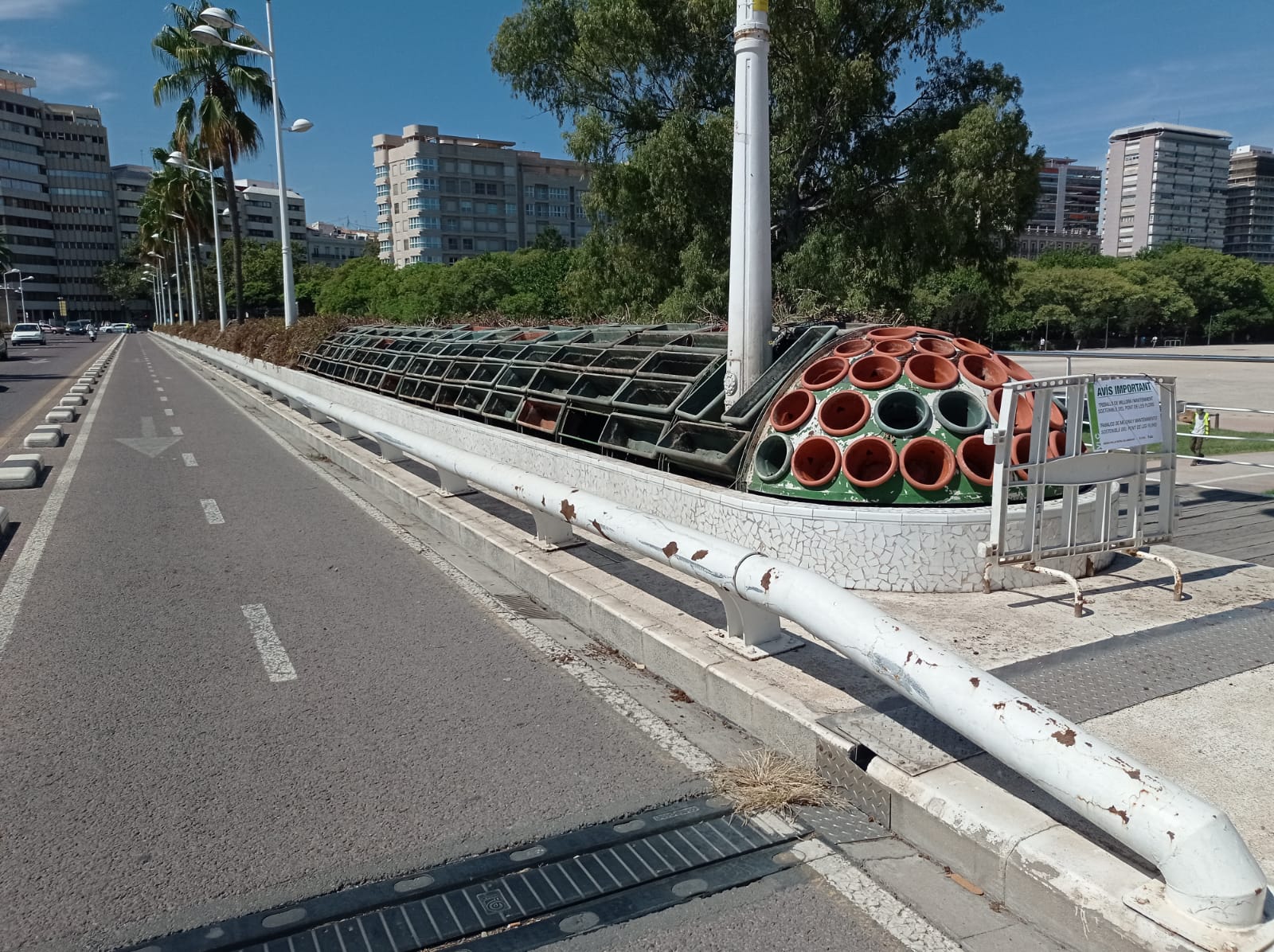 El Ayuntamiento inicia la renovación completa del Pont de les Flors