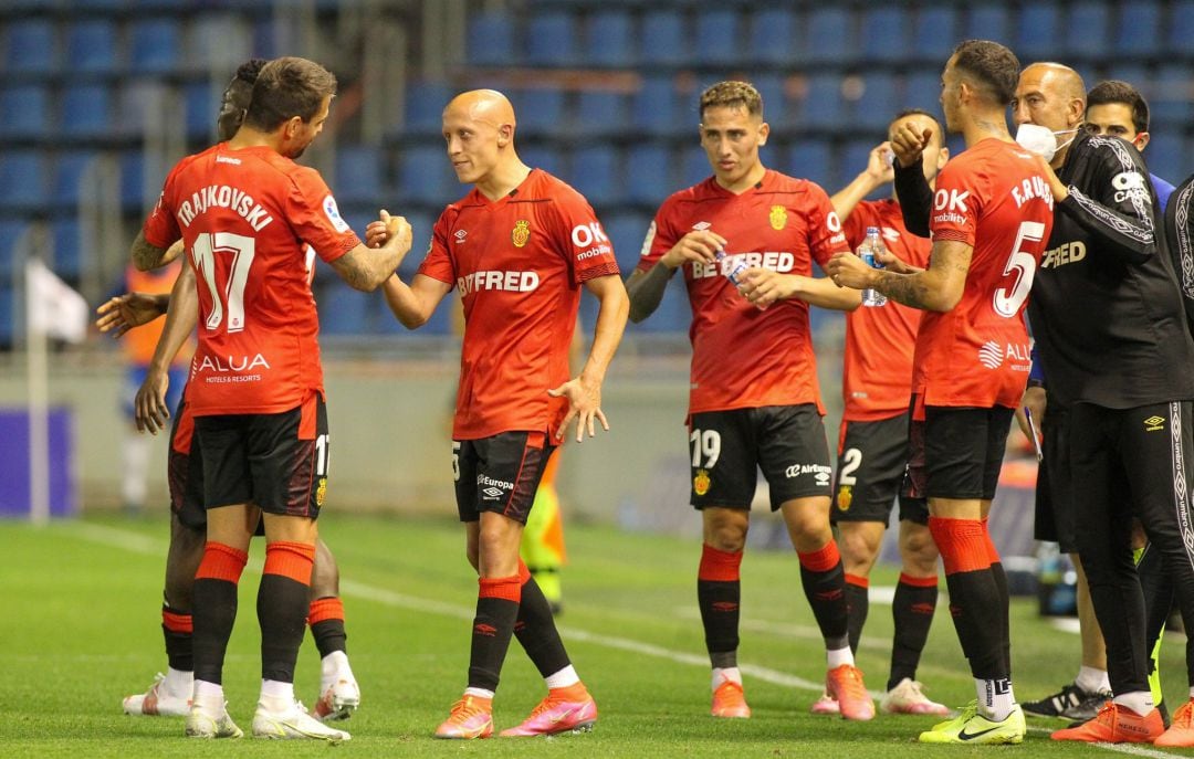 Trajkovski y Mollejo celebran el gol del Mallorca en Tenerife.