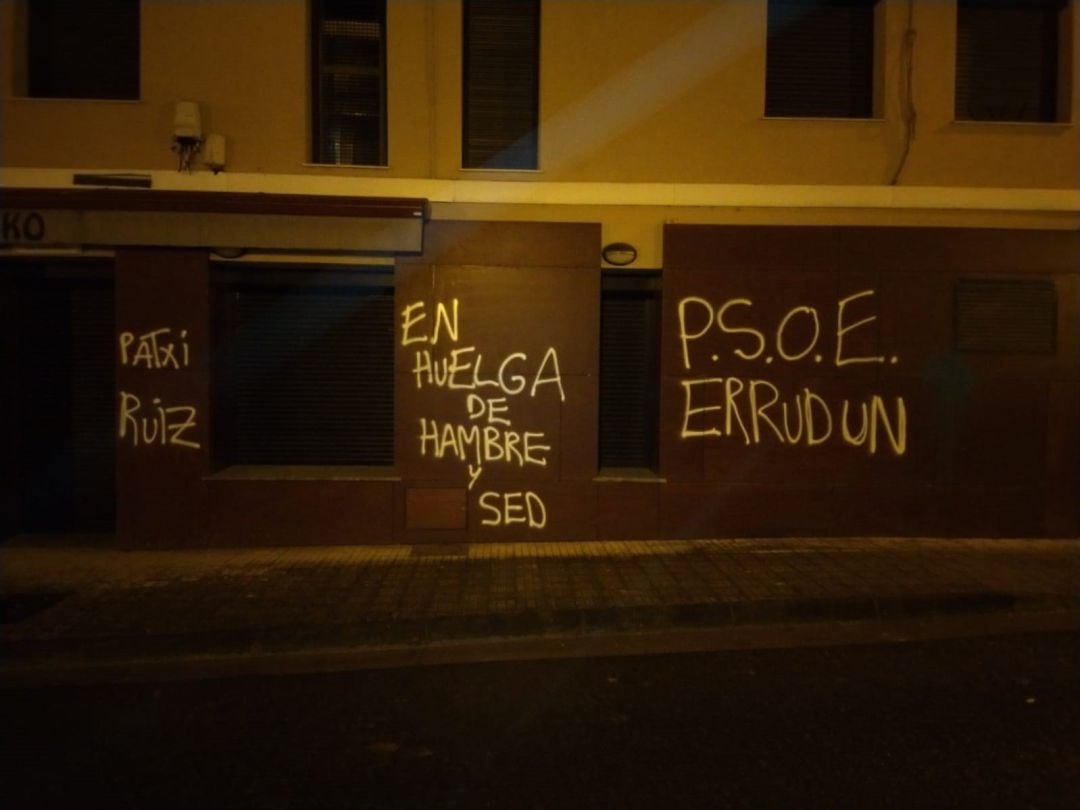 Pintadas en la sede del PSE de Lazkao 
 