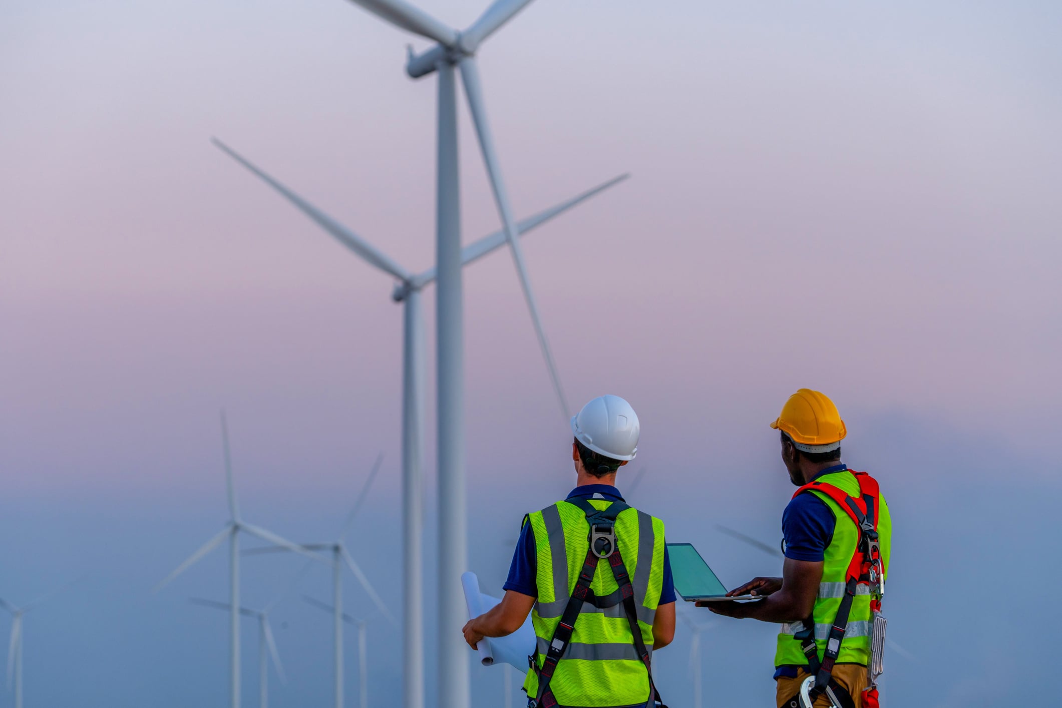 Ingenieros inspeccionan varios aerogeneradores