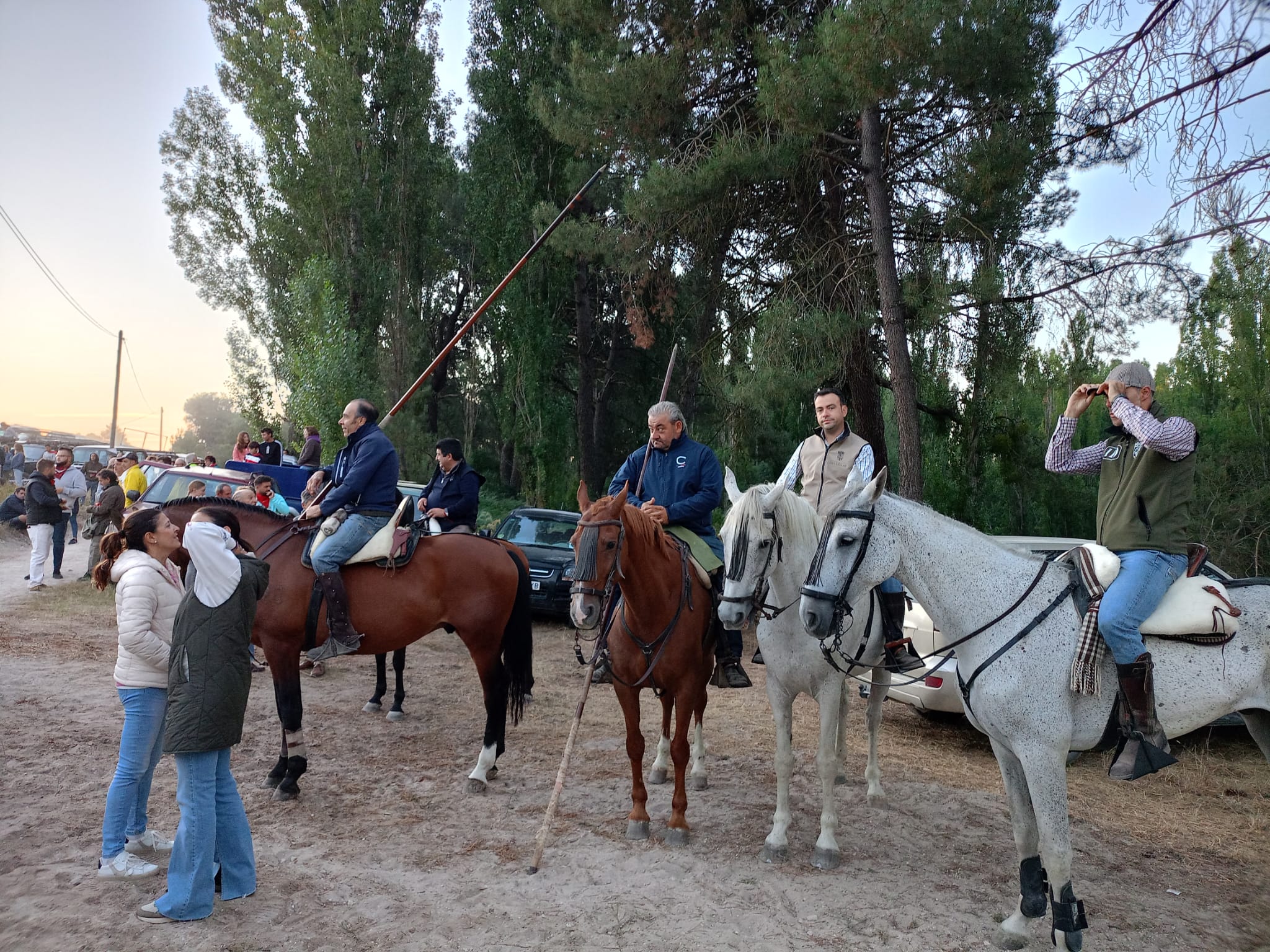 Carlos Fraile, con chaleco claro, a caballo en la suelta antes del encierro de CUéllar