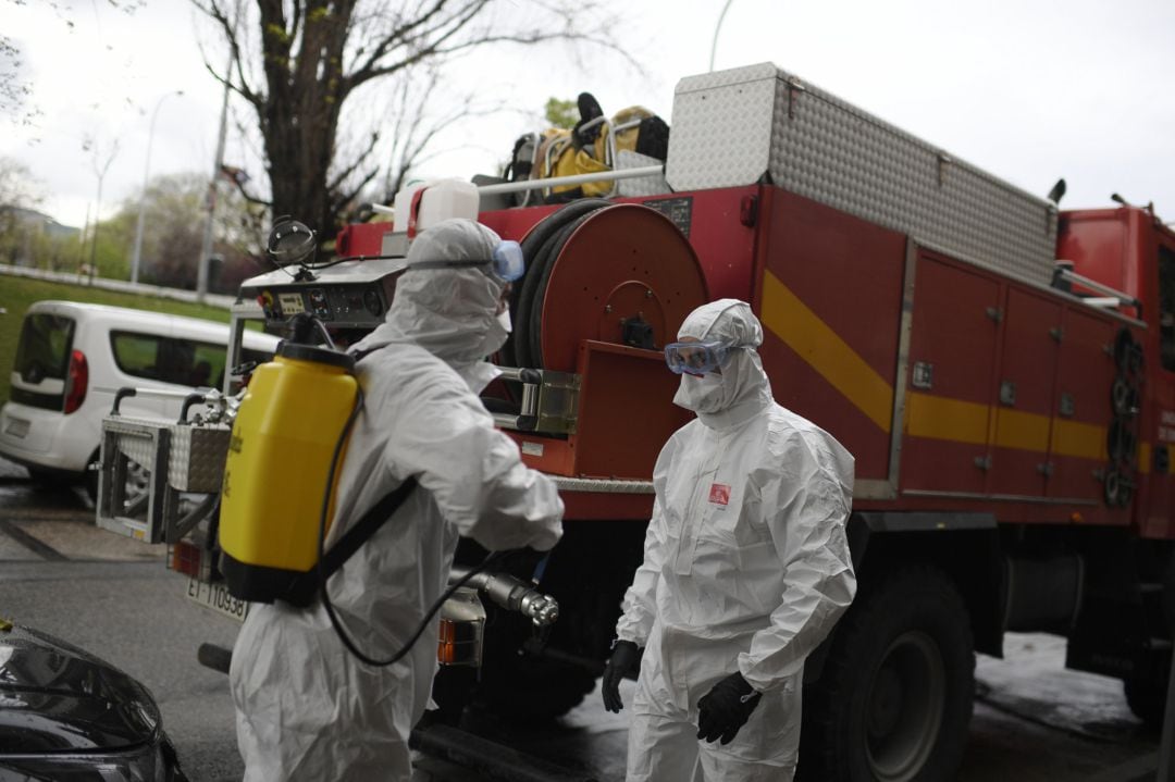 Militares de la UME preparan el material para entrar a desinfectar en una residencia de mayores de Madrid