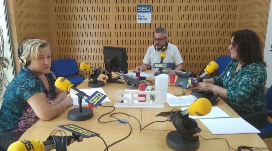 Encarni Marín, de Cruz Roja, junto a Maica Sánchez y Paco Sánchez, en el programa Hoy por hoy