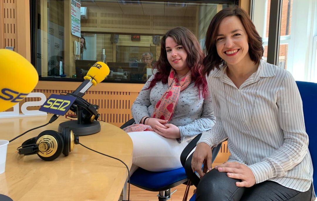 Anna Gil Wittke acompañada de Verónica Carmona en los estudios de Radio Murcia
