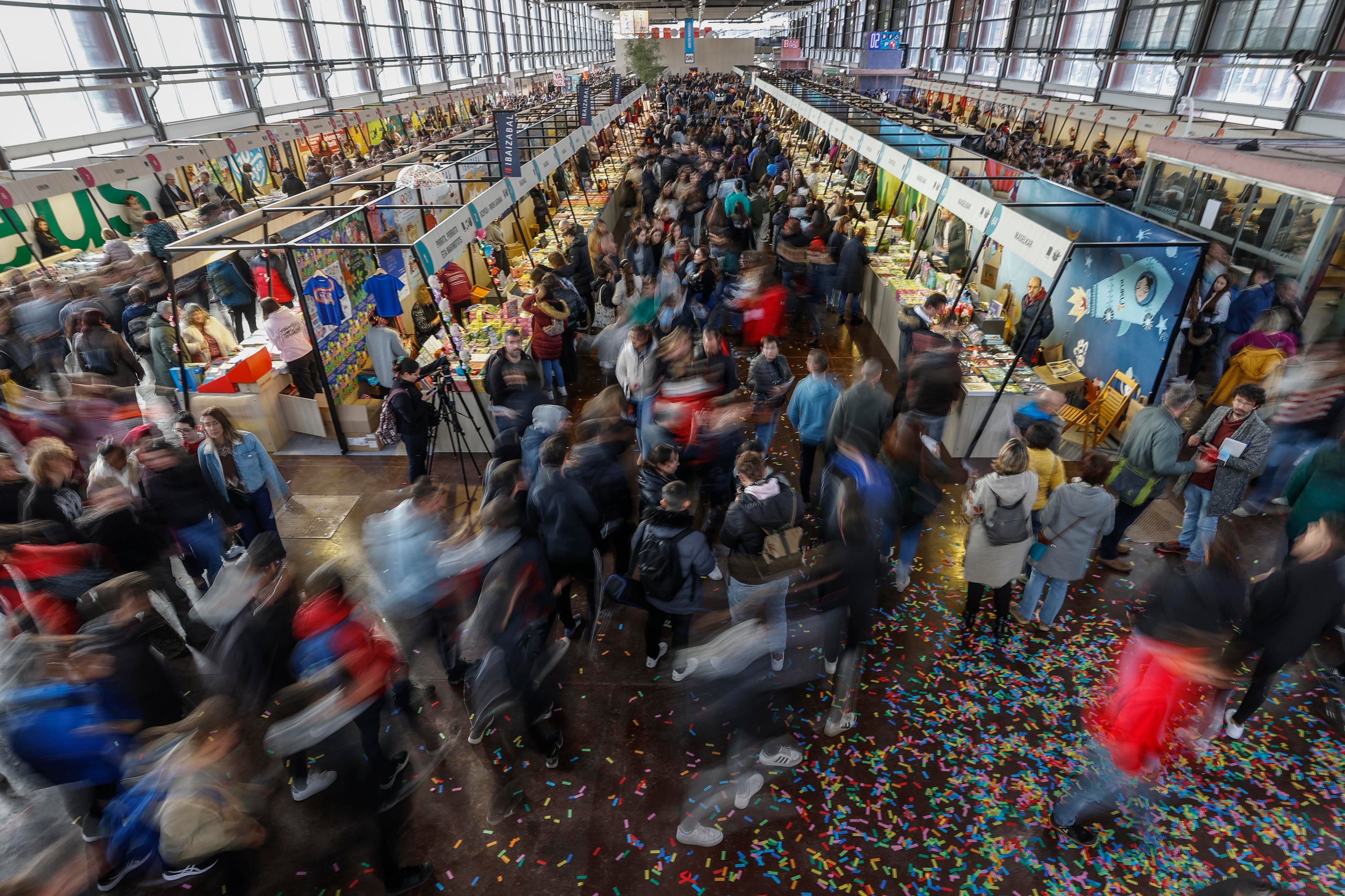 -FOTODELDÍA- DURANGO (BIZKAIA), 07/12/2022.- La 58 Durangoko Azoka, la feria del libro y el disco vasco más importante de Euskadi, presenta desde este miércoles y hasta el 11 de diciembre un total de 930 obras de reciente edición y más de 250 actividades. EFE/Miguel Toña