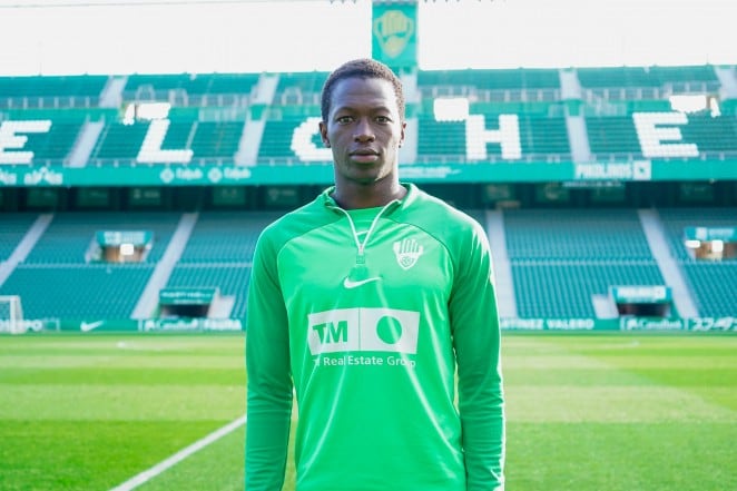 Pape Cheikh posa en el Martínez Valero antes de su primer entrenamiento con el Elche