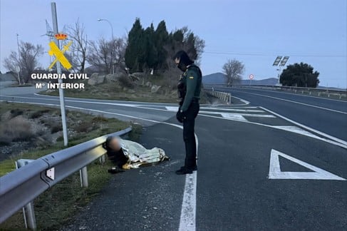 Momento en el que la Guardia Civil atendía al detenido