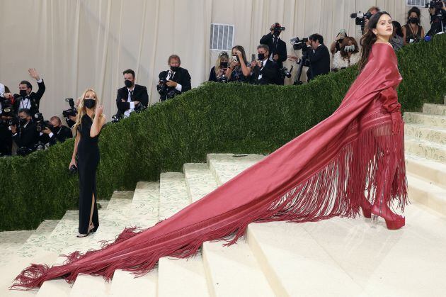 Rosalía ha lucido un vestido inspirado en el mantón de Manila.