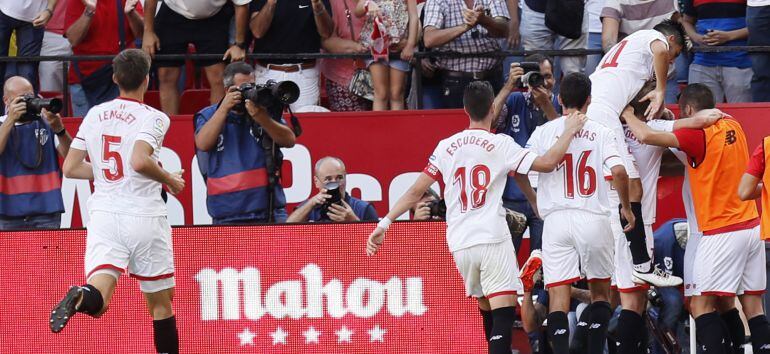 Los jugadores del Sevilla celebran el gol de Luis Muriel